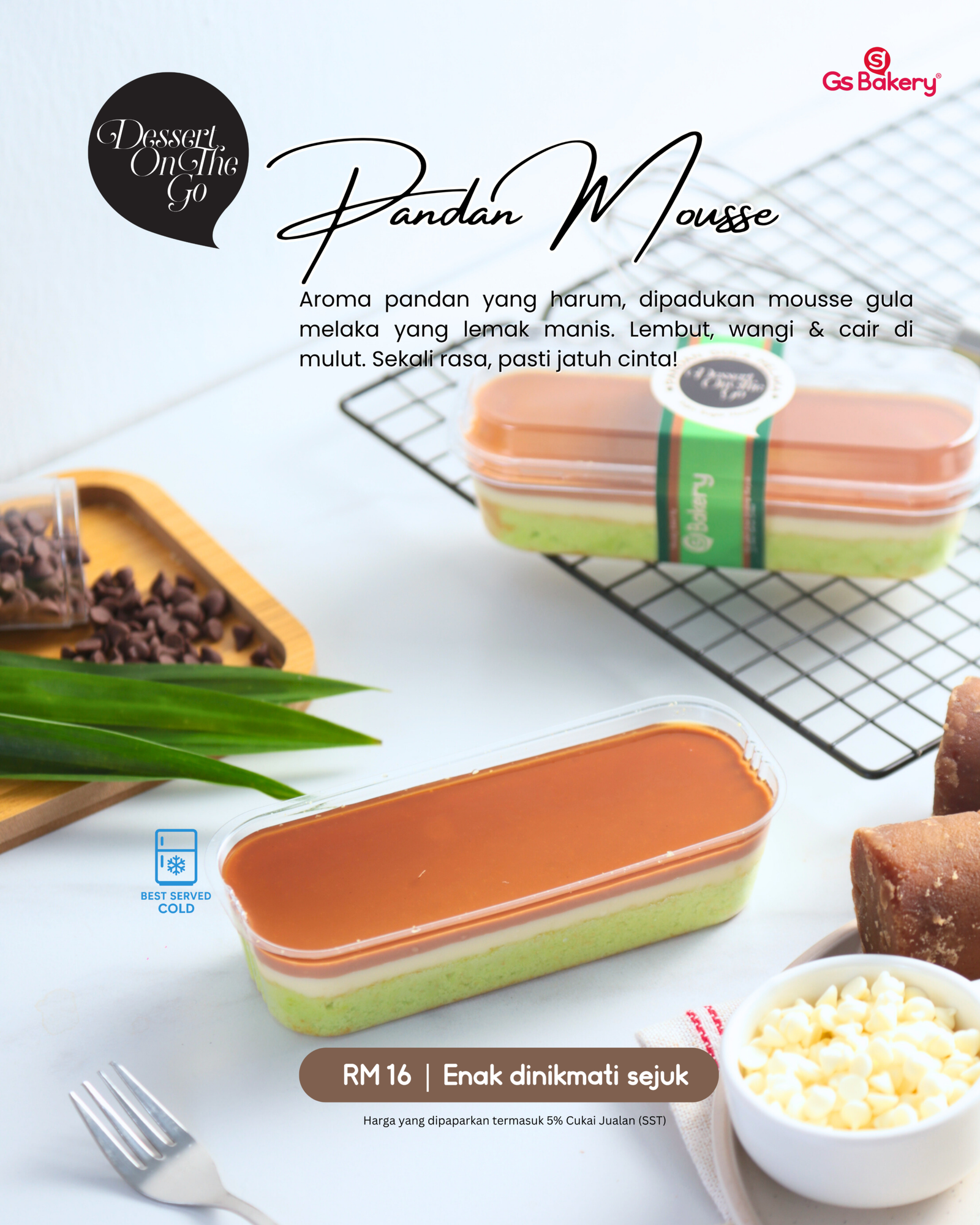Sepotong kek pandan mousse hijau dengan lapisan mousse gula melaka