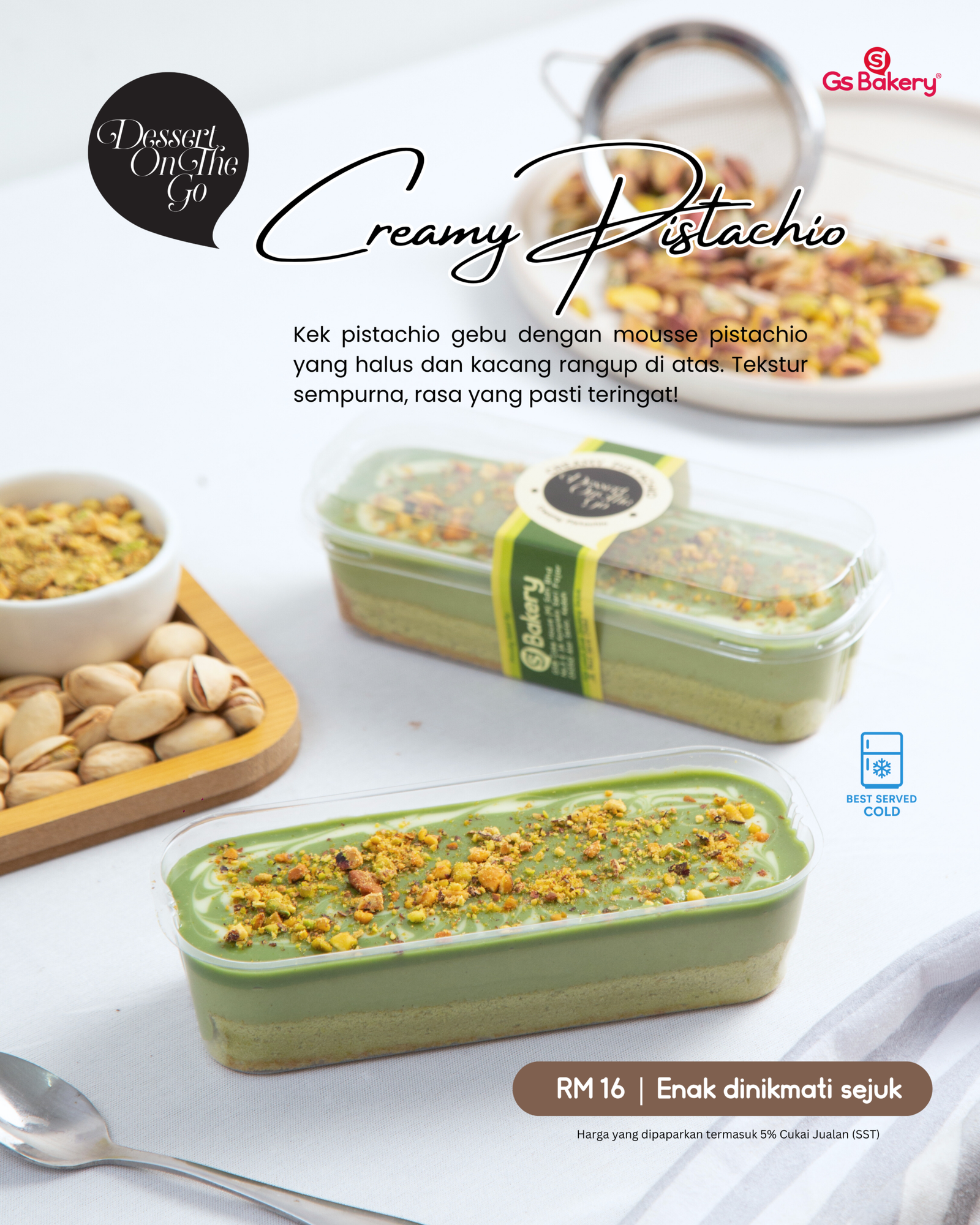 Sepotong kek pistachio dengan mousse pistachio hijau dan taburan kacang pistachio