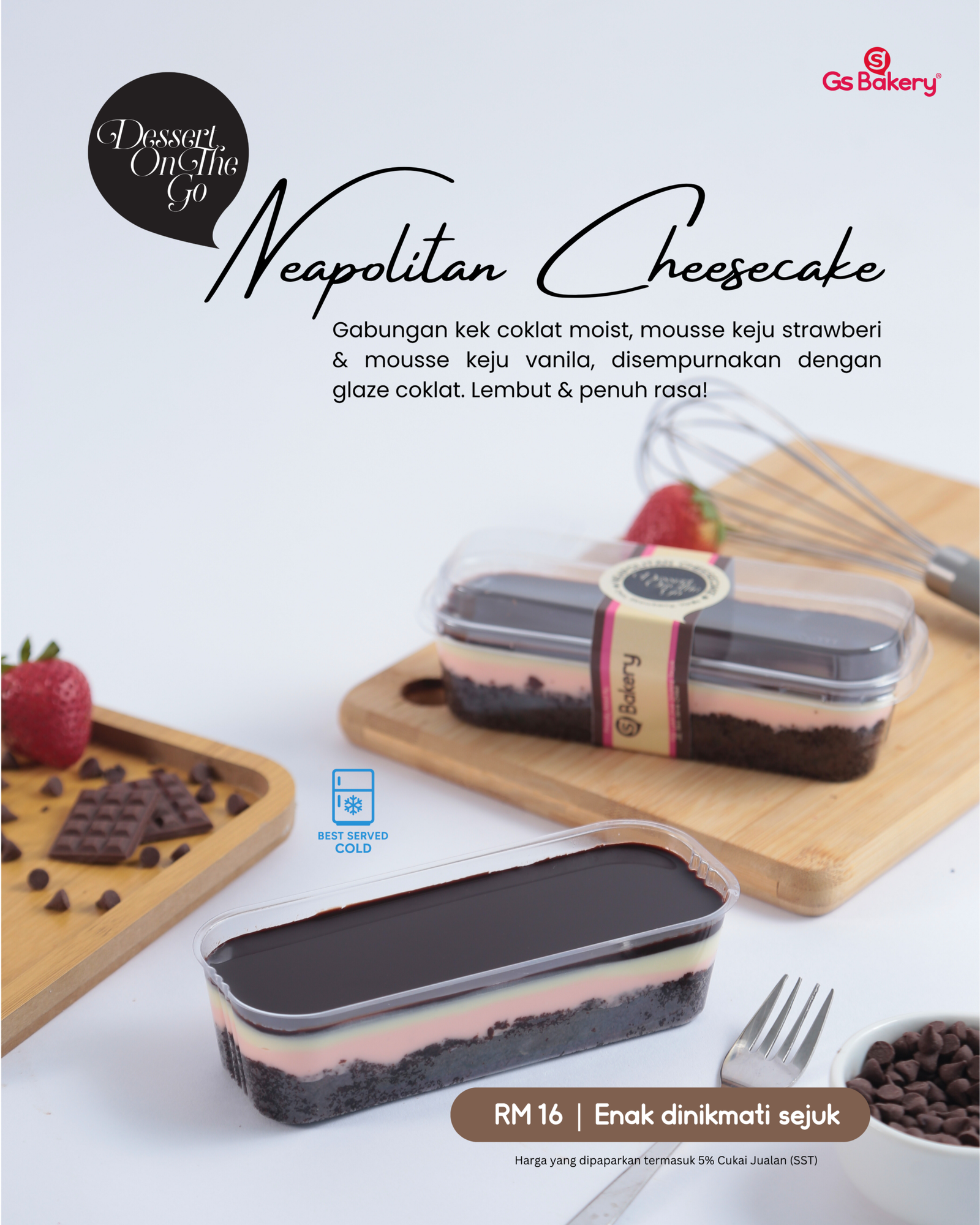 Sepotong Neapolitan cheesecake berlapis coklat, strawberi dan vanila dengan glaze coklat