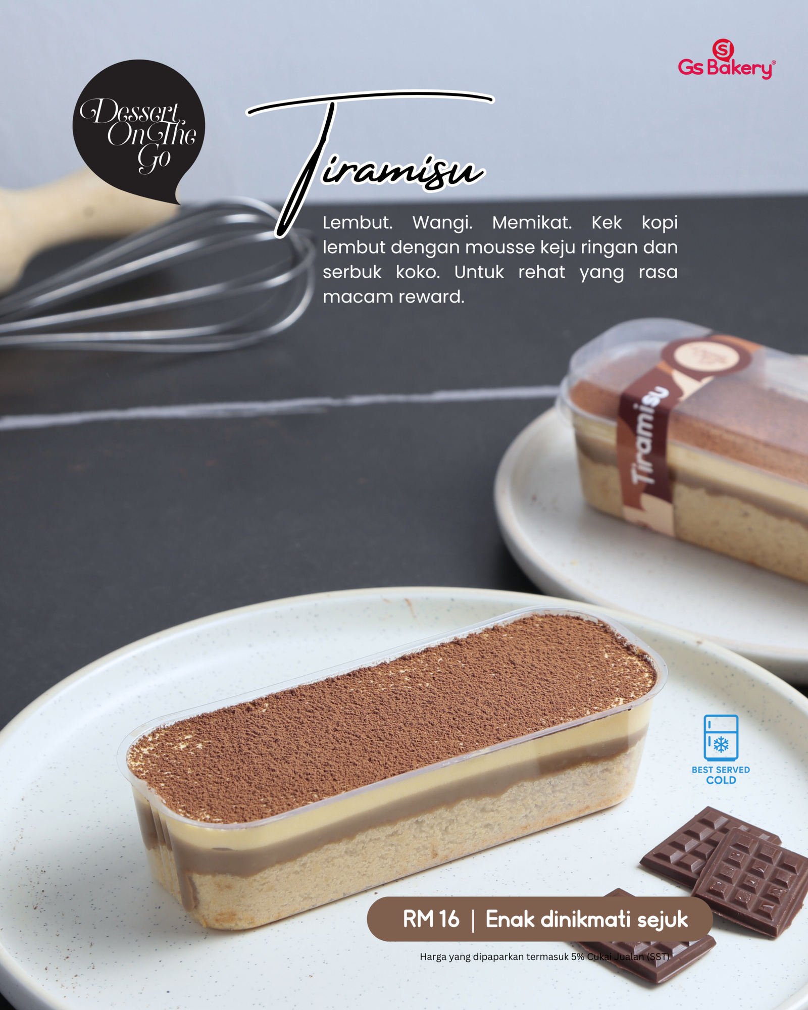Sepotong kek tiramisu dengan lapisan kek kopi, mousse keju dan taburan serbuk koko