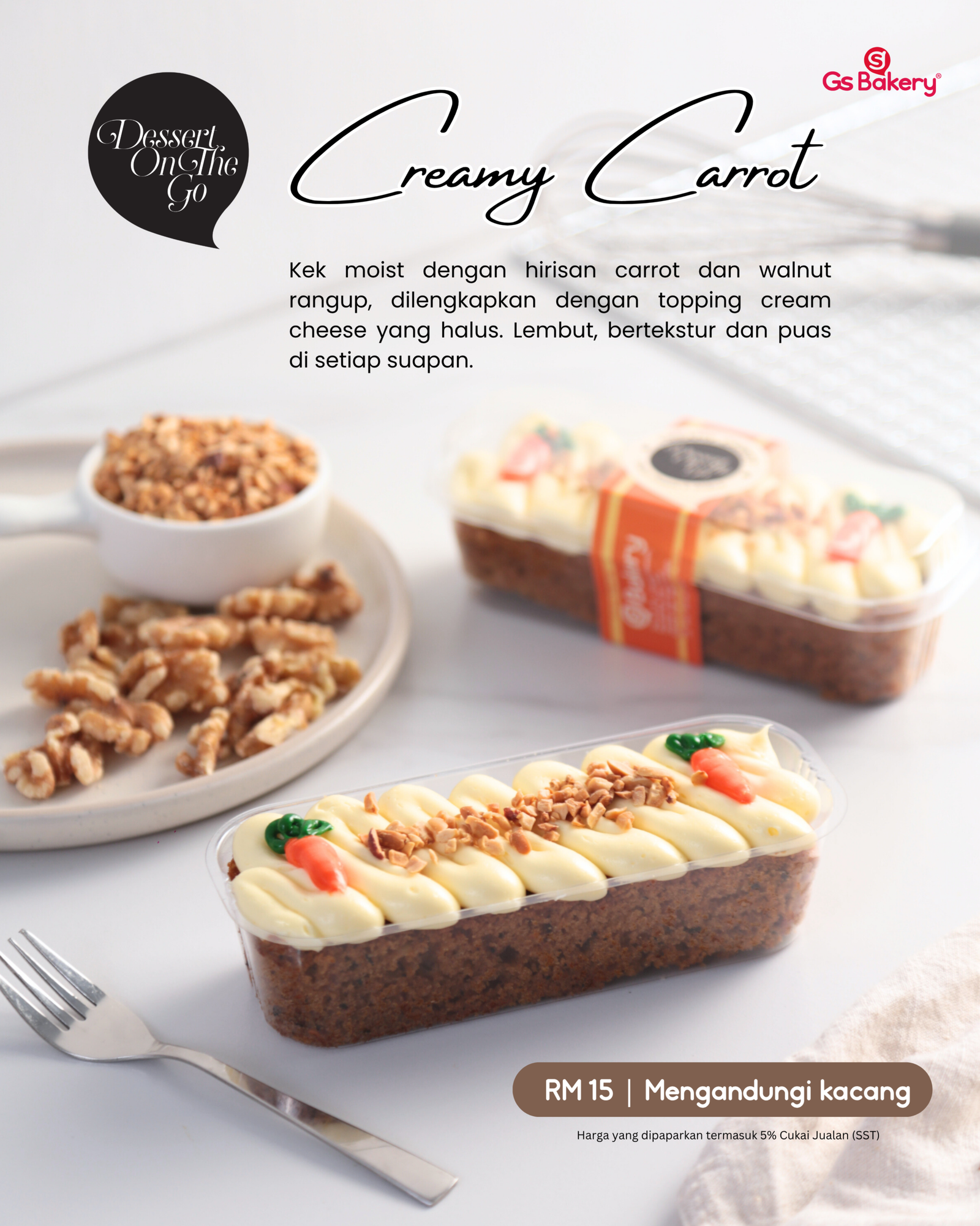 Sepotong carrot cake dengan walnut dan topping cream cheese putih