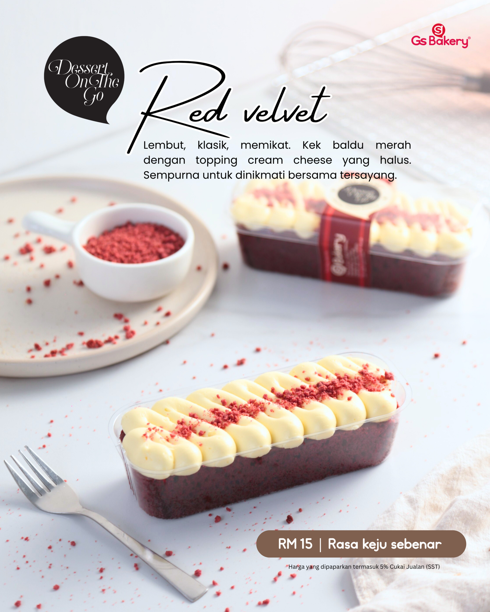 Sepotong kek red velvet merah dengan topping cream cheese